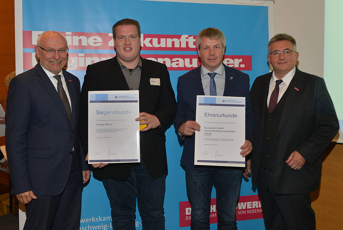 Ansgar Meyer aus Kehdingbruch ist der beste Land- und Baumaschinenmechatroniker im Kammerbezirk. Er hat seine Ausbildung bei Burdewick GmbH Landmaschinenmechanikerbetrieb in Lamstedt absolviert. Ansgar Meyer aus Kehdingbruch ist der beste Land- und Baumaschinenmechatroniker im Kammerbezirk. Er hat seine Ausbildung bei Burdewick GmbH Landmaschinenmechanikerbetrieb in Lamstedt absolviert.