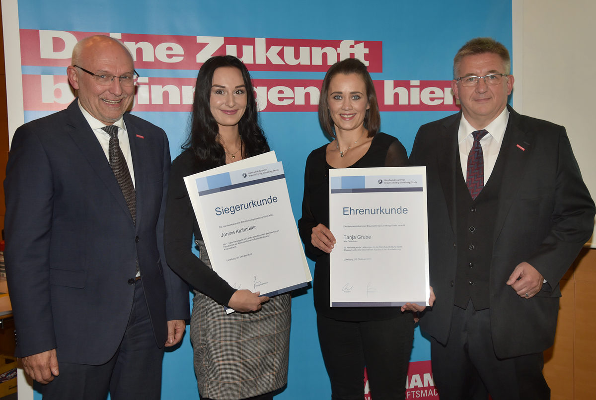 Janine Kipfmüller aus Cuxhaven ist die beste Kosmetikerin im Kammerbezirk. Sie hat ihre Ausbildung bei Tanja Grube in Cuxhaven absolviert. Janine Kipfmüller aus Cuxhaven ist die beste Kosmetikerin im Kammerbezirk. Sie hat ihre Ausbildung bei Tanja Grube in Cuxhaven absolviert.