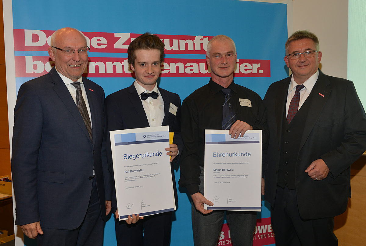 Kai Burmester aus Hemmoor ist der beste Schornsteinfeger im Kammerbezirk. Er hat seine Ausbildung bei Marko Bolowski in Wingst absolviert. Kai Burmester aus Hemmoor ist der beste Schornsteinfeger im Kammerbezirk. Er hat seine Ausbildung bei Marko Bolowski in Wingst absolviert.