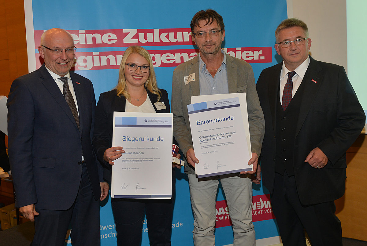 Melena Koenen aus Bremerhaven ist die beste Orthopädietechnik-Mechanikerin im Kammerbezirk. Sie hat ihre Ausbildung bei der Orthopädietechnik Ferdinand Koenen GmbH & Co. KG in Geestland absolviert. Melena Koenen aus Bremerhaven ist die beste Orthopädietechnik-Mechanikerin im Kammerbezirk. Sie hat ihre Ausbildung bei der OrthopädietechnikFerdinand Koenen GmbH & Co. KG in Geestland absolviert.