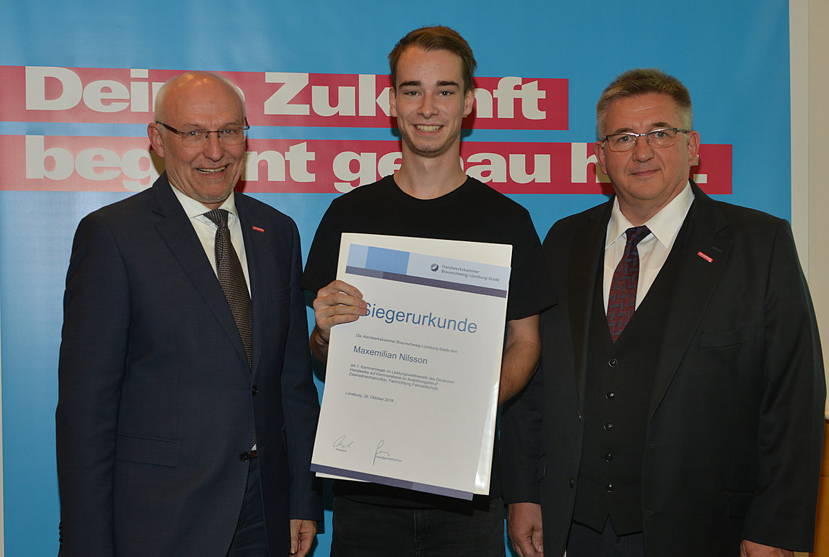 Maxemilian Nilsson aus Sassenburg ist der beste Zweiradmechatroniker im Kammerbezirk. Er hat seine Ausbildung bei Andreas Fleischer in Gifhorn absolviert. Maxemilian Nilsson aus Sassenburg ist der beste Zweiradmechatroniker im Kammerbezirk. Er hat seine Ausbildung bei Andreas Fleischer in Gifhorn absolviert.