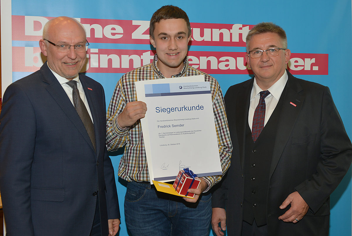 Fredrick Semder aus Langelsheim ist der beste Tischler im Kammerbezirk. Er hat ihre Ausbildung bei Lutz Dreyer in Goslar absolviert. Fredrick Semder aus Langelsheim ist der beste Tischler im Kammerbezirk. Er hat ihre Ausbildung bei Lutz Dreyer in Goslar absolviert.