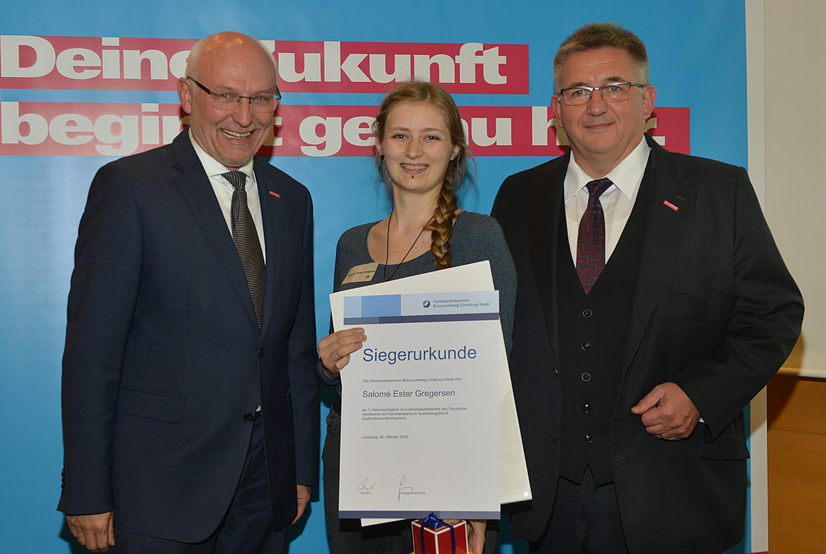 Salomé Ester Gregersen aus Braunschweig ist die beste Zupfinstrumentenmacherin im Kammerbezirk. Sie hat ihre Ausbildung bei Gerald Marleaux in Clausthal-Zellerfeld absolviert. Salomé Ester Gregersen aus Braunschweig ist die beste Zupfinstrumentenmacherin im Kammerbezirk. Sie hat ihre Ausbildung bei Gerald Marleaux in Clausthal-Zellerfeld absolviert.