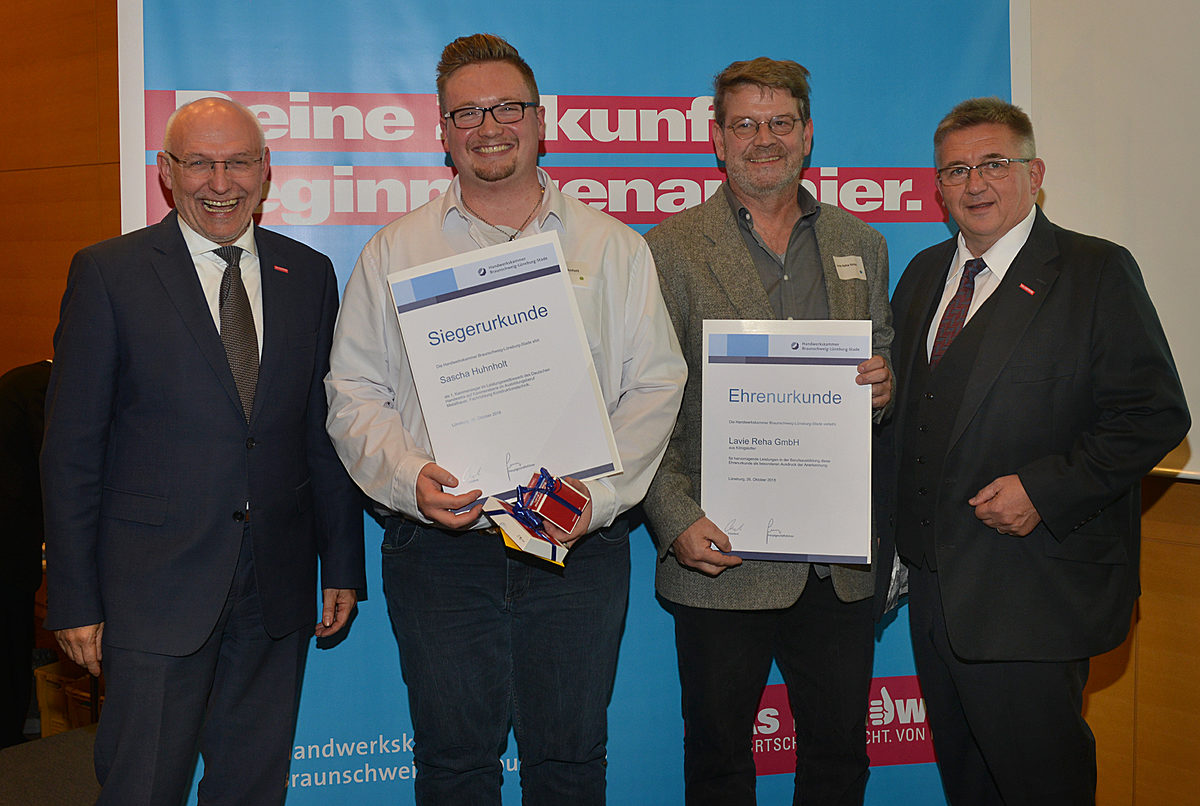 Sascha Huhnholt aus Braunschweig ist der beste Metallbauer im Kammerbezirk. Er hat seine Ausbildung bei Lavie Reha GmbH in Königslutter absolviert. Sascha Huhnholt aus Braunschweig ist der beste Metallbauer im Kammerbezirk. Er hat seine Ausbildung bei Lavie Reha GmbH in Königslutter absolviert.