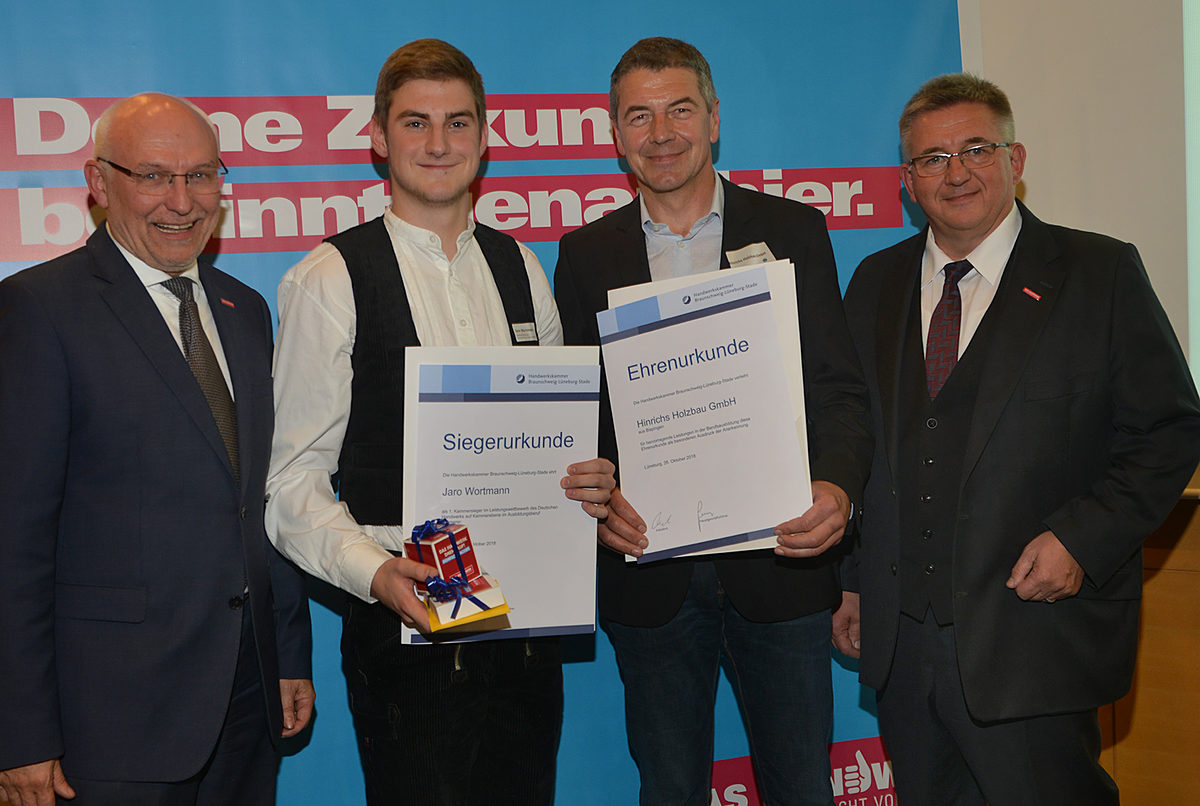 Jaro Wortmann aus Behringen ist der beste Zimmerer im Kammerbezirk. Er hat seine Ausbildung bei Hinrichs Holzbau GmbH in Bispingen absolviert. Jaro Wortmann aus Behringen ist der beste Zimmerer im Kammerbezirk. Er hat seine Ausbildung bei Hinrichs Holzbau GmbH in Bispingen absolviert.