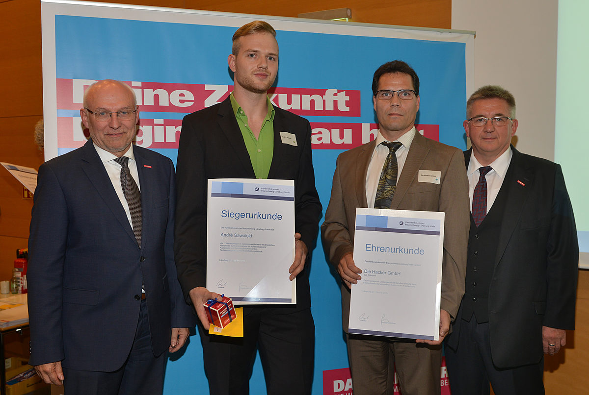 André Sawalski aus Thomasburg ist der beste Karosserie- u. Fahrzeugbaumechaniker im Kammerbezirk. Er hat seine Ausbildung bei Die Hacker GmbH in Adendorf absolviert. André Sawalski aus Thomasburg ist der beste Karosserie- u. Fahrzeugbaumechaniker im Kammerbezirk. Er hat seine Ausbildung bei Die Hacker GmbH in Adendorf absolviert.