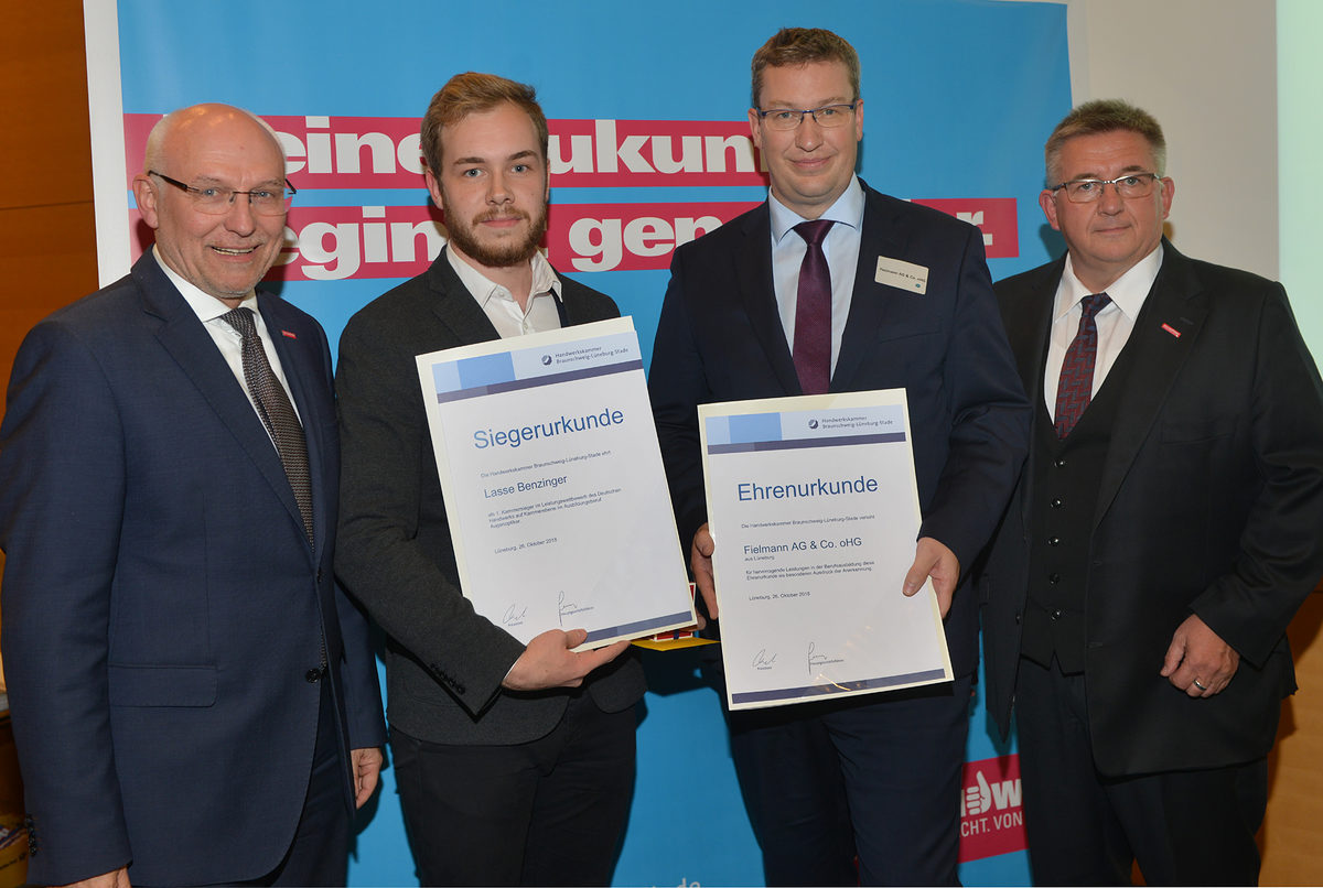 Lasse Benzinger aus Lüneburg ist der beste Augenoptiker im Kammerbezirk. Er hat seine Ausbildung bei Fielmann AG & Co. oHG in Lüneburg absolviert. Lasse Benzinger aus Lüneburg ist der beste Augenoptiker im Kammerbezirk. Er hat seine Ausbildung bei Fielmann AG & Co. oHG in Lüneburg absolviert.