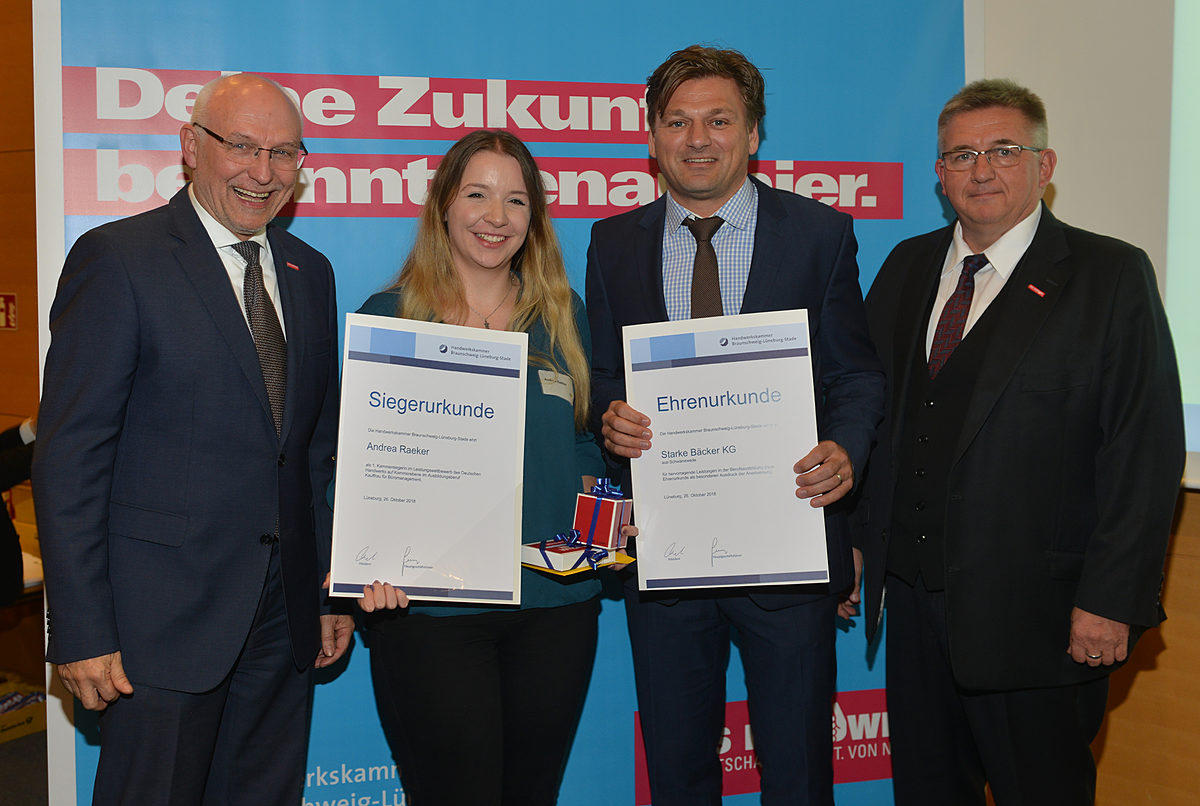 Andrea Raeker aus Basdahl ist die beste Kauffrau für Büromanagement im Kammerbezirk. Sie hat ihre Ausbildung bei Starke Bäcker KG in Schwanewede absolviert. Andrea Raeker aus Basdahl ist die beste Kauffrau für Büromanagement im Kammerbezirk. Sie hat ihre Ausbildung bei Starke Bäcker KG in Schwanewede absolviert.