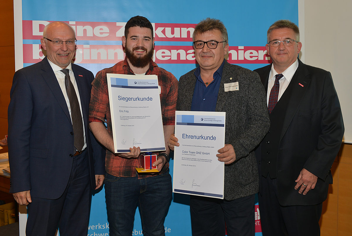 Eric Fritz aus Wallhöfen ist der beste Fahrzeuglackierer im Kammerbezirk. Er hat seine Ausbildung bei Color Team OHZ GmbH in Osterholz-Scharmbeck absolviert. Eric Fritz aus Wallhöfen ist der beste Fahrzeuglackierer im Kammerbezirk. Er hat seine Ausbildung bei Color Team OHZ GmbH in Osterholz-Scharmbeck absolviert.
