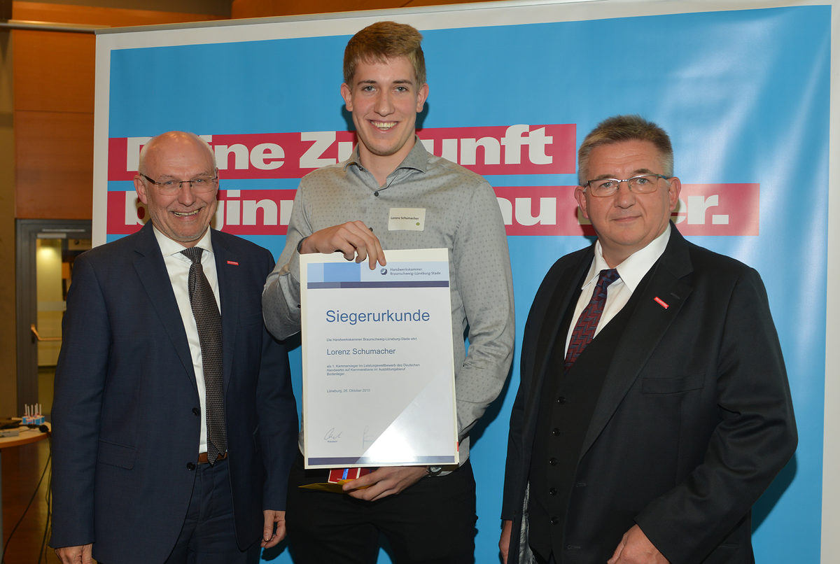 Lorenz Schumacher aus Osterholz-Scharmbeck ist der beste Bodenleger im Kammerbezirk. Er hat seine Ausbildung bei Hammer Fachmärkte für Heim-Ausstattung GmbH & Co. KG Nord in Osterholz-Scharmbeck absolviert. Lorenz Schumacher aus Osterholz-Scharmbeck ist der beste Bodenleger im Kammerbezirk. Er hat seine Ausbildung bei Hammer Fachmärkte für Heim-Ausstattung GmbH & Co. KG Nord in Osterholz-Scharmbeck absolviert.