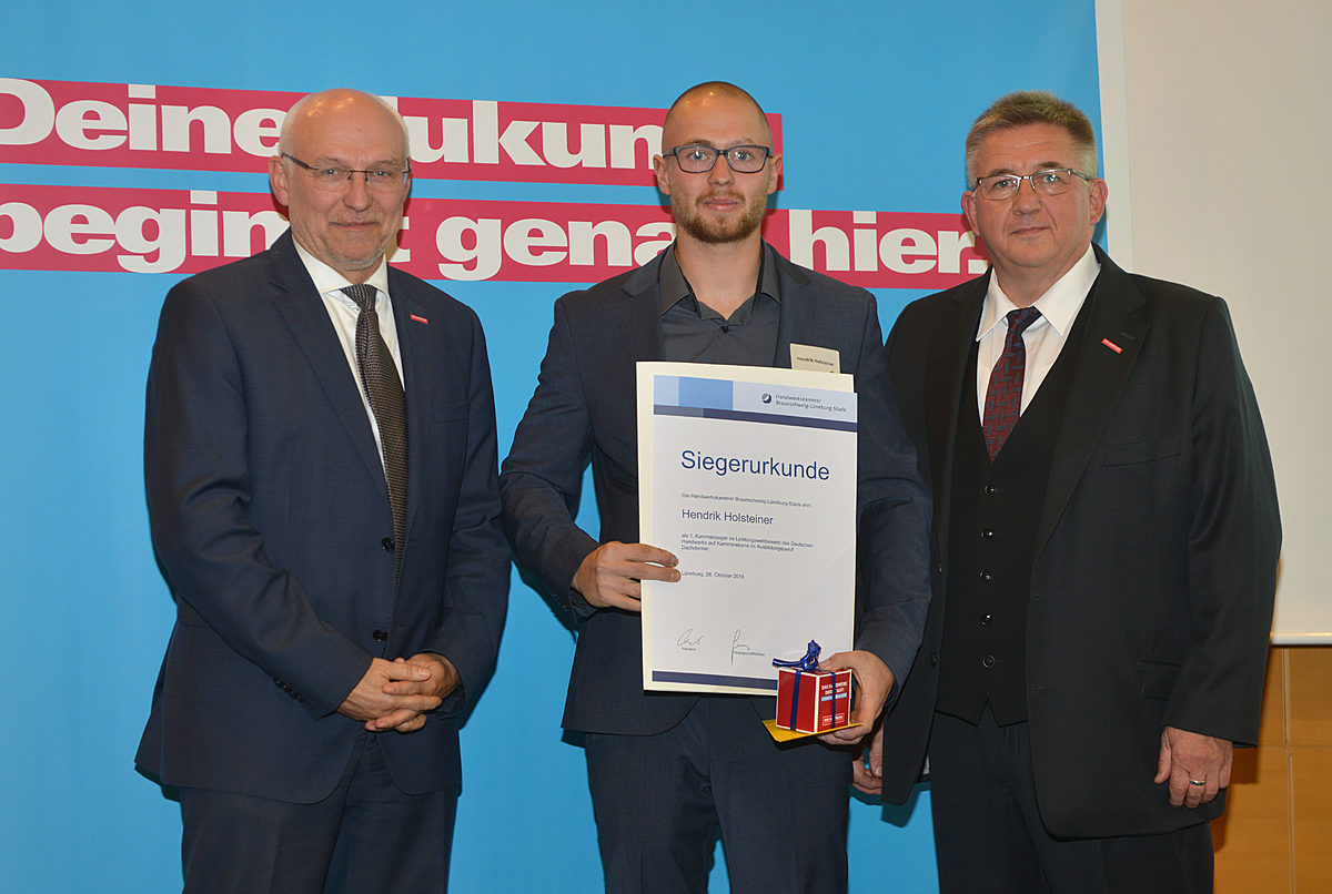 Hendrik Holsteiner aus Hohenhameln ist der beste Dachdecker im Kammerbezirk. Er hat seine Ausbildung bei Gustav Steding - Dachdeckermeisterbetrieb in Hohenhameln absolviert. Hendrik Holsteiner aus Hohenhameln ist der beste Dachdecker im Kammerbezirk. Er hat seine Ausbildung bei Gustav Steding - Dachdeckermeisterbetrieb in Hohenhameln absolviert.