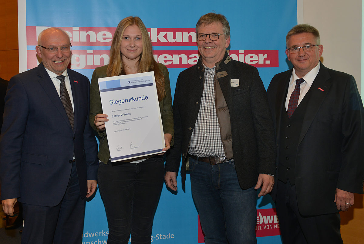 Esther Wilkens aus Kalbe ist die beste Malerin und Lackiererin im Kammerbezirk. Sie hat ihre Ausbildung bei Michael Dreyer in Klein Meckelsen absolviert. Esther Wilkens aus Kalbe ist die beste Malerin und Lackiererin im Kammerbezirk. Sie hat ihre Ausbildung bei Michael Dreyer in Klein Meckelsen absolviert.