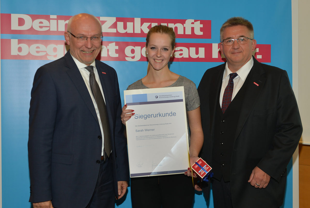 Sarah Werner aus Visselhövede ist die beste Fachverkäuferin im Lebensmittelhandwerk (Bäckerei) im Kammerbezirk. Sie hat ihre Ausbildung bei Heiner Tamke GmbH Stadtbäckerei in Visselhövede absolviert. Sarah Werner aus Visselhövede ist die beste Fachverkäuferin im Lebensmittelhandwerk (Bäckerei) im Kammerbezirk. Sie hat ihre Ausbildung bei Heiner Tamke GmbH Stadtbäckerei in Visselhövede absolviert.