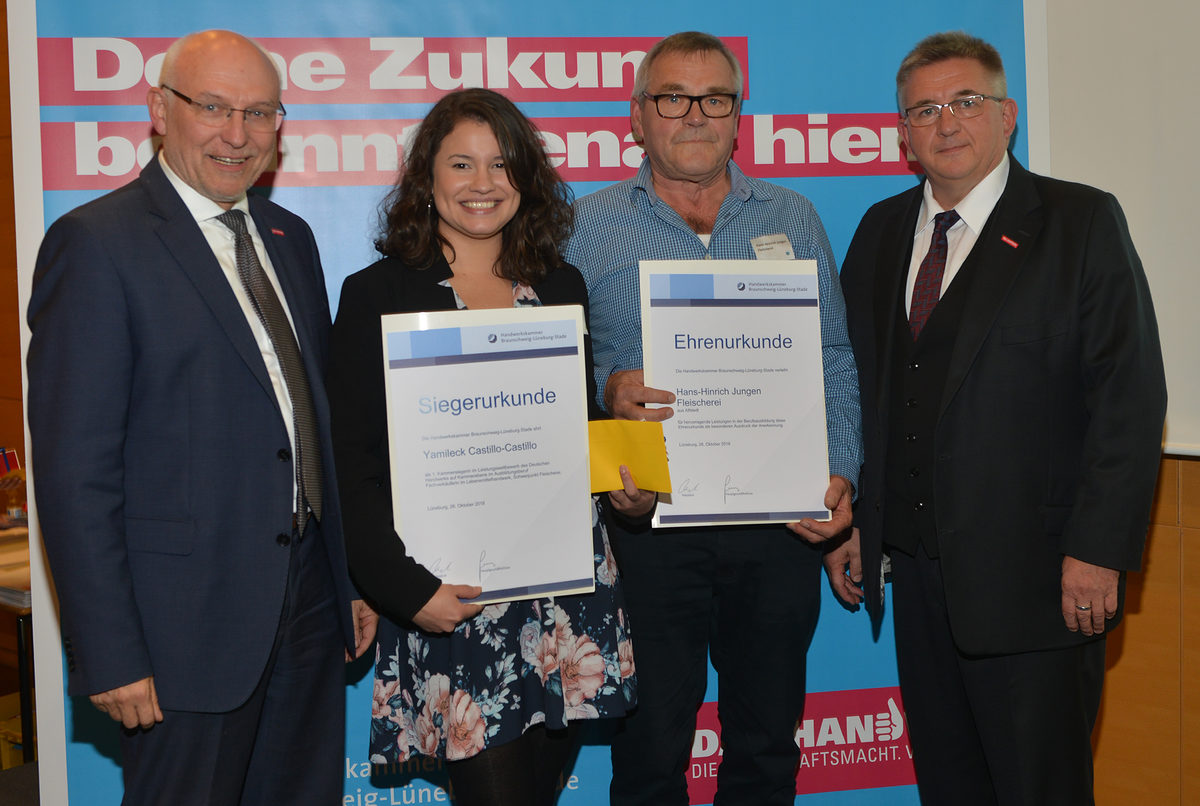 Yamileck Castillo-Castillo aus Bremervörde ist die beste Fachverkäuferin im Lebensmittelhandwerk (Fleischerei) im Kammerbezirk. Sie hat ihre Ausbildung bei Hans-Hinrich Jungen Fleischerei in Alfstedt absolviert. Yamileck Castillo-Castillo aus Bremervörde ist die beste Fachverkäuferin im Lebensmittelhandwerk (Fleischerei) im Kammerbezirk. Sie hat ihre Ausbildung bei Hans-Hinrich Jungen Fleischerei in Alfstedt absolviert.