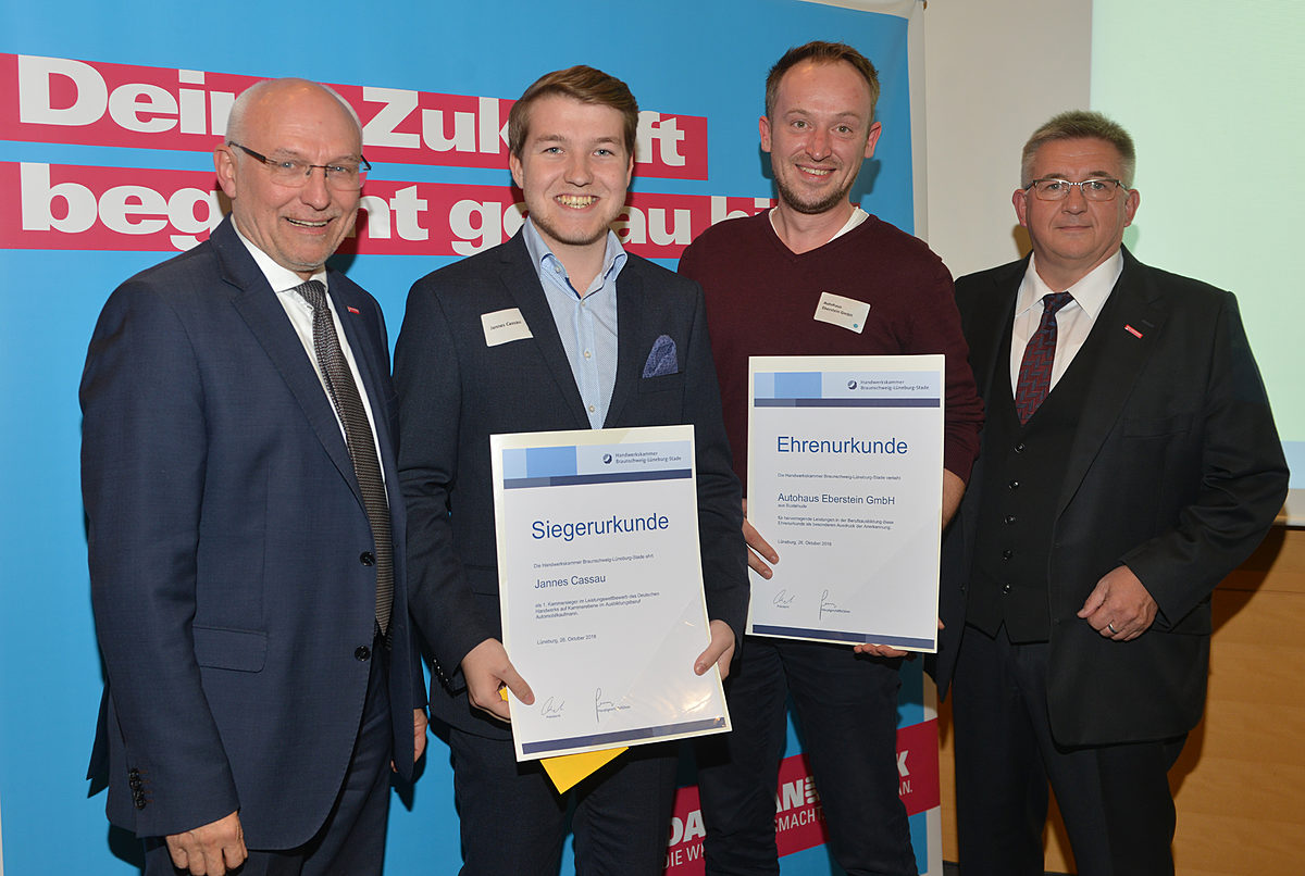 Jannes Cassau aus Drochtersen ist der beste Automobilkaufmann im Kammerbezirk. Er hat seine Ausbildung bei Autohaus Eberstein GmbH in Buxtehude absolviert. Jannes Cassau aus Drochtersen ist der beste Automobilkaufmann im Kammerbezirk. Er hat seine Ausbildung bei Autohaus Eberstein GmbH in Buxtehude absolviert.