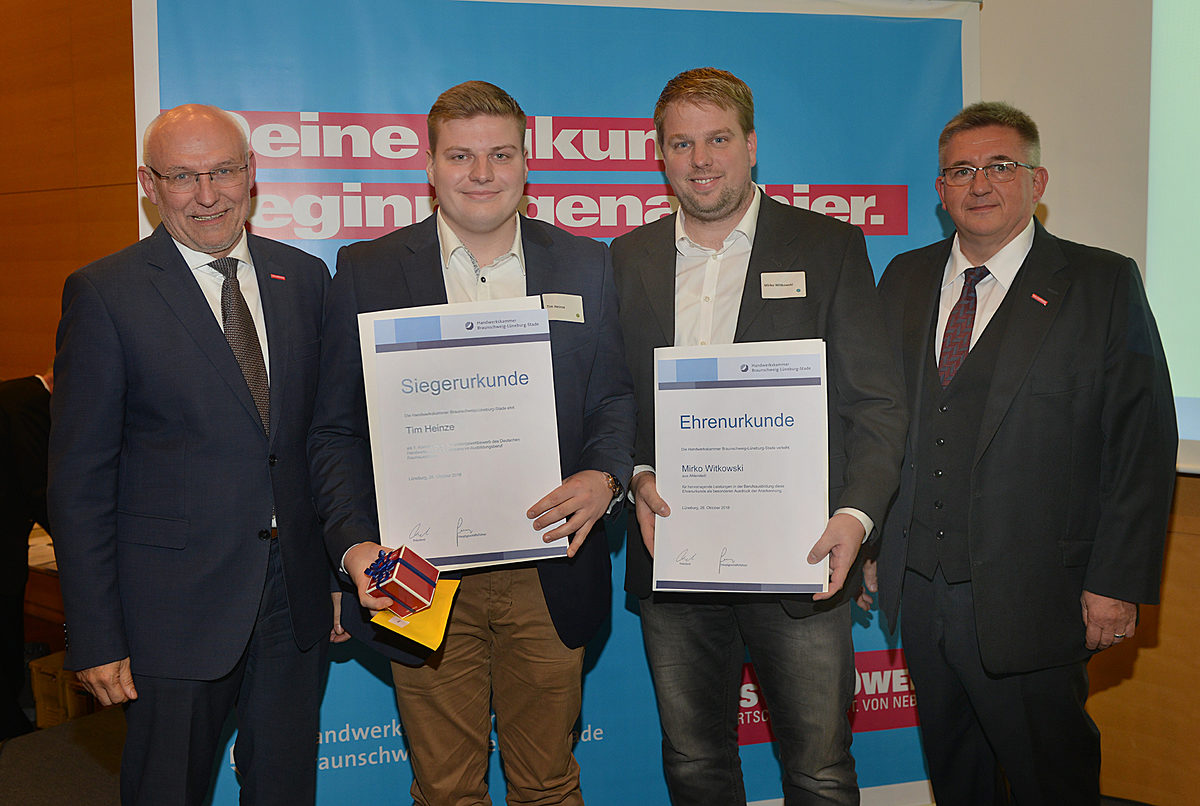 Tim Heinze aus Tostedt ist der beste Raumausstatter im Kammerbezirk. Er hat seine Ausbildung bei Mirko Witkowski in Ahlerstedt absolviert. Tim Heinze aus Tostedt ist der beste Raumausstatter im Kammerbezirk. Er hat seine Ausbildung bei Mirko Witkowski in Ahlerstedt absolviert.