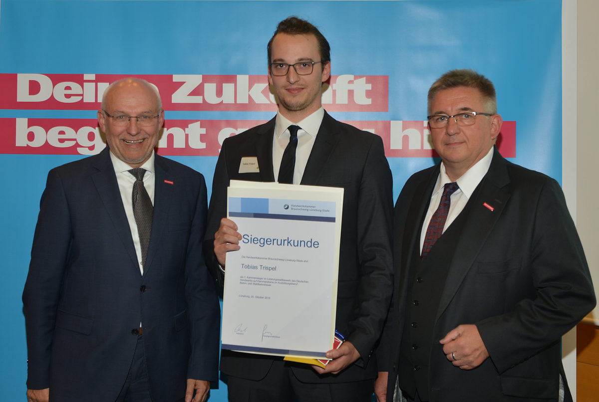 Tobias Trispel aus Stade ist der beste Beton- und Stahlbetonbauer im Kammerbezirk. Er hat seine Ausbildung bei Webo Bau GmbH in Buxtehude absolviert. Tobias Trispel aus Stade ist der beste Beton- und Stahlbetonbauer im Kammerbezirk. Er hat seine Ausbildung bei Webo Bau GmbH in Buxtehude absolviert.