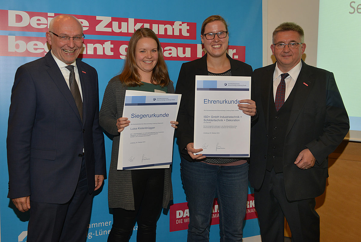 Luisa Kistenbrügger aus Marschacht ist die beste Schilder- und Lichtreklameherstellerin im Kammerbezirk. Sie hat ihre Ausbildung bei ISD+ GmbH Industrietechnik + Schildertechnik + Dekoration in Seevetal absolviert. Luisa Kistenbrügger aus Marschacht ist die beste Schilder- und Lichtreklameherstellerin im Kammerbezirk. Sie hat ihre Ausbildung bei ISD+ GmbH Industrietechnik + Schildertechnik + Dekoration in Seevetal absolviert.