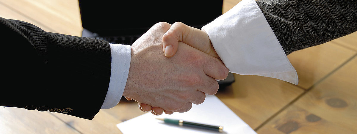 Schiedsstelle, Sachverständige, Hände schütteln, Einigung, Hand, Händedruck, Vertragsabschluss