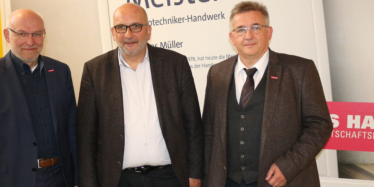 Der Landtagsabgeordnete Detlev Schulz-Hendel (Mitte) mit Detlef Bade (rechts) und Eckhard Sudmeyer. Der Landtagsabgeordnete Detlev Schulz-Hendel (Mitte) mit Detlef Bade (rechts) und Eckhard Sudmeyer.