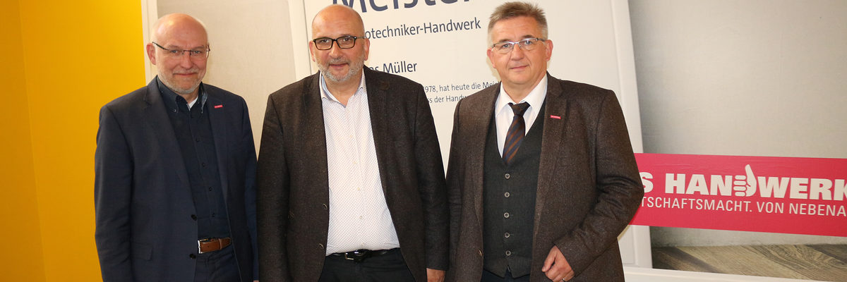 Der Landtagsabgeordnete Detlev Schulz-Hendel (Mitte) mit Detlef Bade (rechts) und Eckhard Sudmeyer. Der Landtagsabgeordnete Detlev Schulz-Hendel (Mitte) mit Detlef Bade (rechts) und Eckhard Sudmeyer.