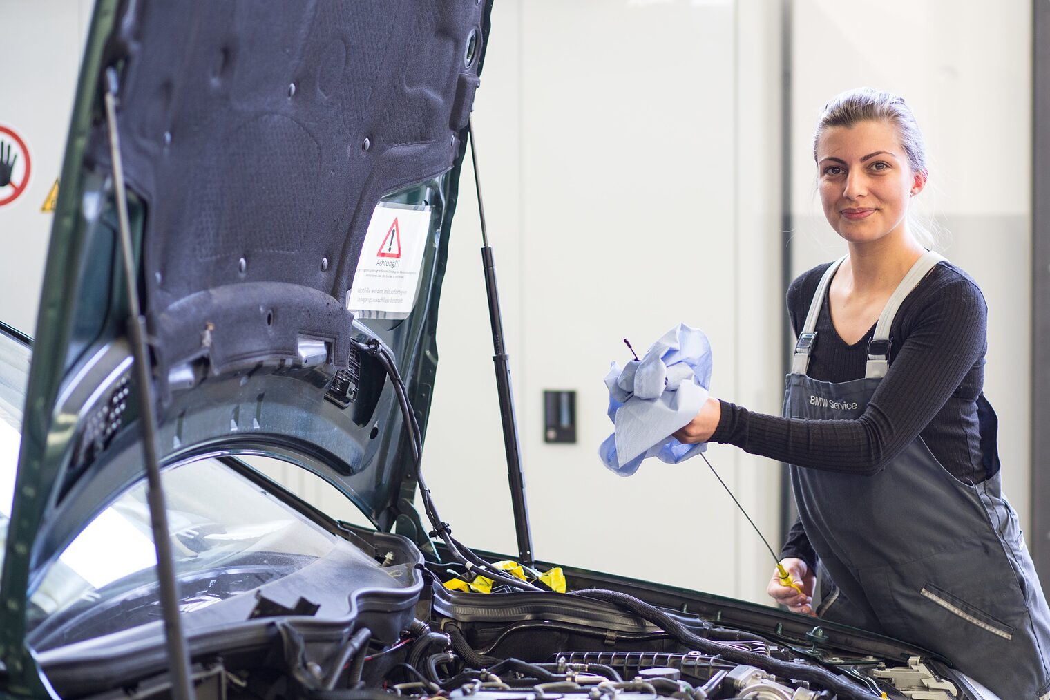 Öl-Check beim Auto