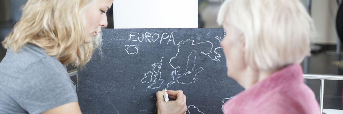 Symbolbild: Frau zeichnet Europakarte mit Kreide auf Tafel Symbolbild: Frau zeichnet Europakarte mit Kreide auf Tafel