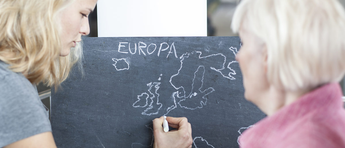 Symbolbild: Frau zeichnet Europakarte mit Kreide auf Tafel Symbolbild: Frau zeichnet Europakarte mit Kreide auf Tafel