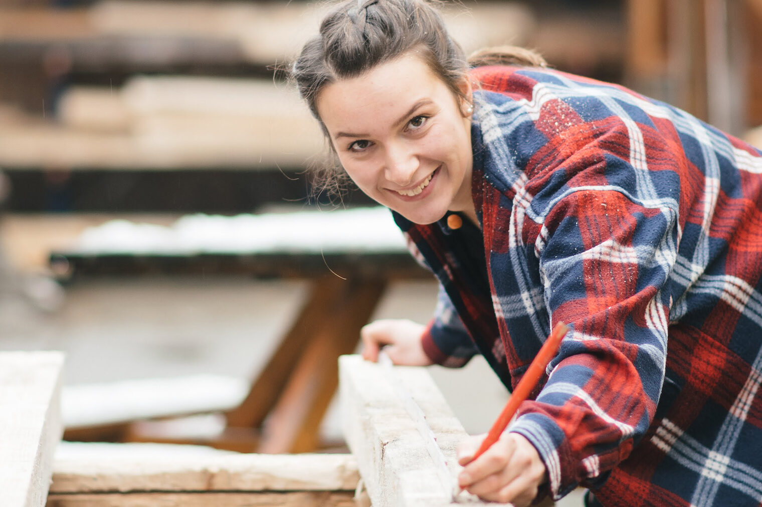 Zimmererin in der Werkstatt Zimmererin in der Werkstatt