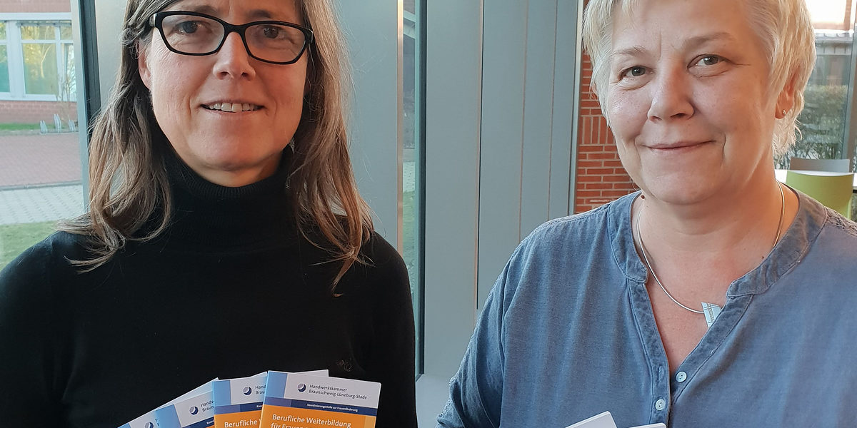 Die Mitarbeiterinnen der Koordinierungsstelle zur Frauenförderung Das neue Programm präsentieren Christina Völkers (li.) und Ines Wandrei von der Koordinierungsstelle zur Frauenförderung