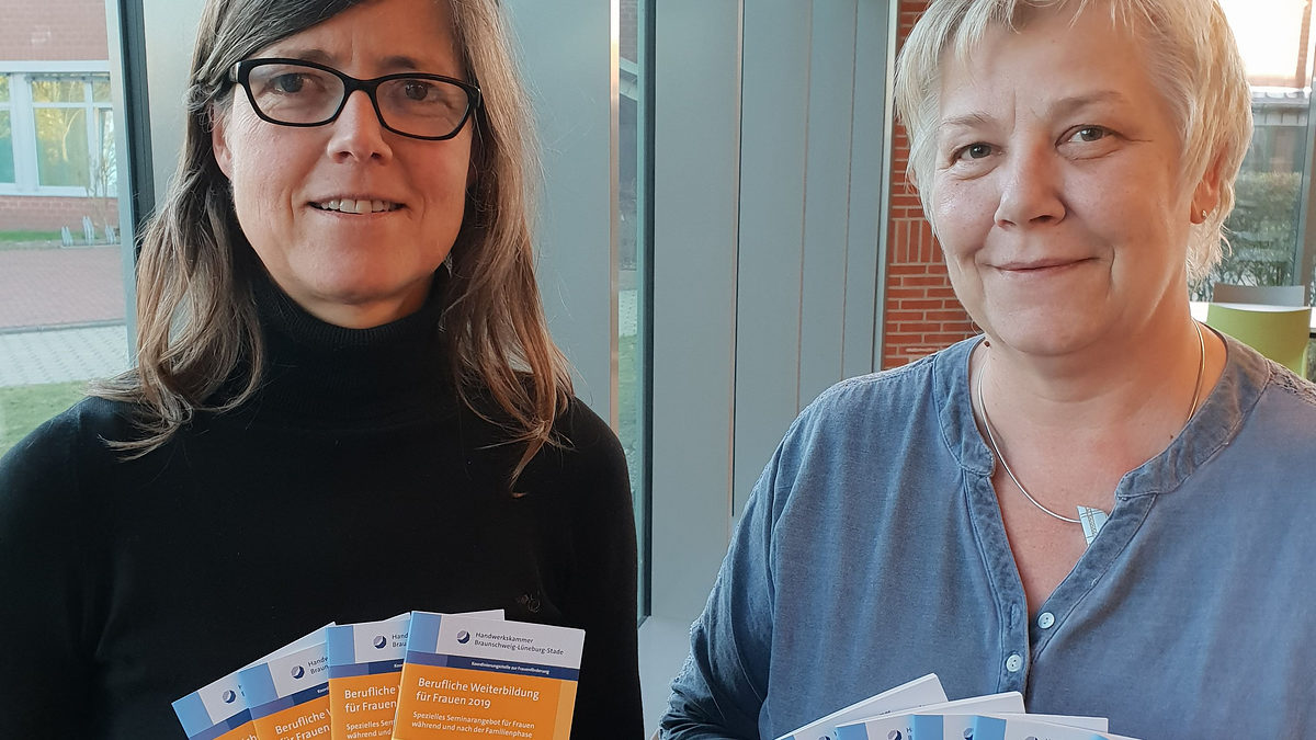 Die Mitarbeiterinnen der Koordinierungsstelle zur Frauenförderung Das neue Programm präsentieren Christina Völkers (li.) und Ines Wandrei von der Koordinierungsstelle zur Frauenförderung
