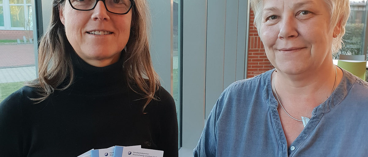 Die Mitarbeiterinnen der Koordinierungsstelle zur Frauenförderung Das neue Programm präsentieren Christina Völkers (li.) und Ines Wandrei von der Koordinierungsstelle zur Frauenförderung