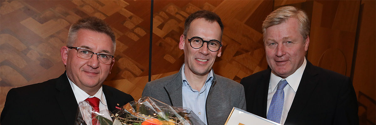 Der Lüneburger Augenoptikermeister Peter Resch (mitte) mit Dr. Bernd Althusmann (rechts), Niedersächsischer Minister für Wirtschaft, Arbeit, Verkehr und Digitalisierung, und Kammerpräsident Detlef Bade (links). Praxiszentrum für Gestaltung und Kreativität, Niedersächsischer Staatspreis für das gestaltende Handwerk, Unternehmenspreis Erfolgsfaktor Design, Wettbewerb, Ehrung, Preisträger, 2019, Bade, Althusmann, Resch