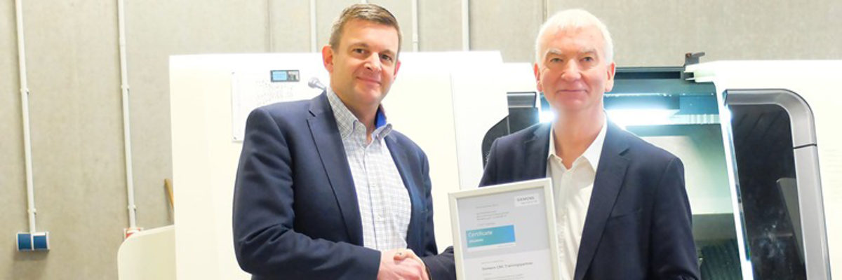 Thomas Klöpping überreicht Matthias Steffen (l) die Urkunde als Siemens-Schulungspartner. Thomas Klöpping überreicht Matthias Steffen (l) die Urkunde als Siemens-Schulungspartner.