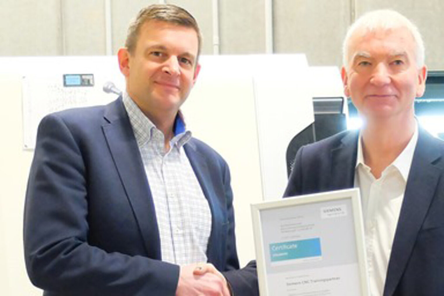 Thomas Klöpping überreicht Matthias Steffen (l) die Urkunde als Siemens-Schulungspartner. Thomas Klöpping überreicht Matthias Steffen (l) die Urkunde als Siemens-Schulungspartner.