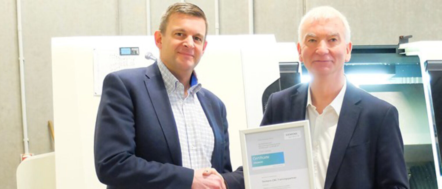 Thomas Klöpping überreicht Matthias Steffen (l) die Urkunde als Siemens-Schulungspartner. Thomas Klöpping überreicht Matthias Steffen (l) die Urkunde als Siemens-Schulungspartner.