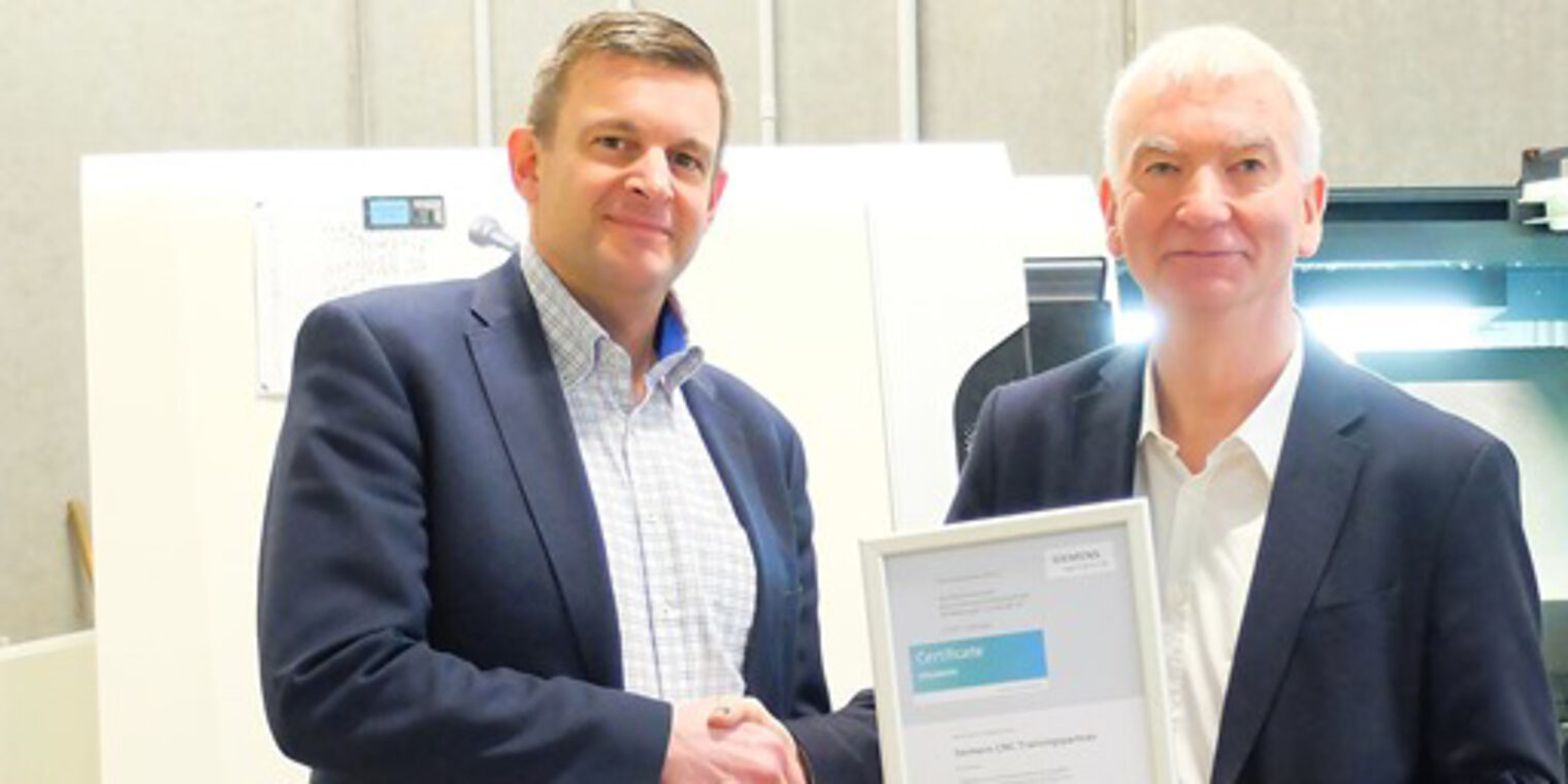 Thomas Klöpping überreicht Matthias Steffen (l) die Urkunde als Siemens-Schulungspartner. Thomas Klöpping überreicht Matthias Steffen (l) die Urkunde als Siemens-Schulungspartner.