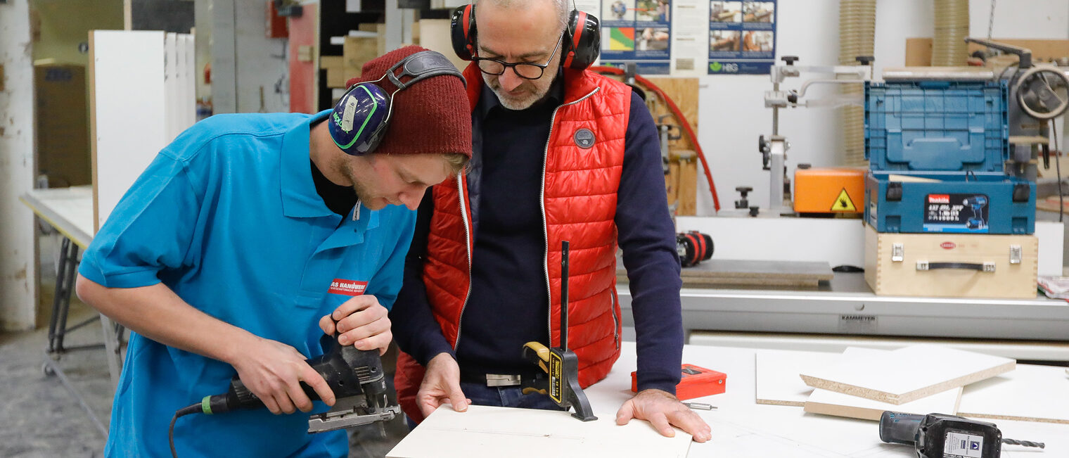 In der Tischlerei von Christoph Balsiger (r.) baut Azubi und Technikbotschafter Felix Nölle einen Hykker.