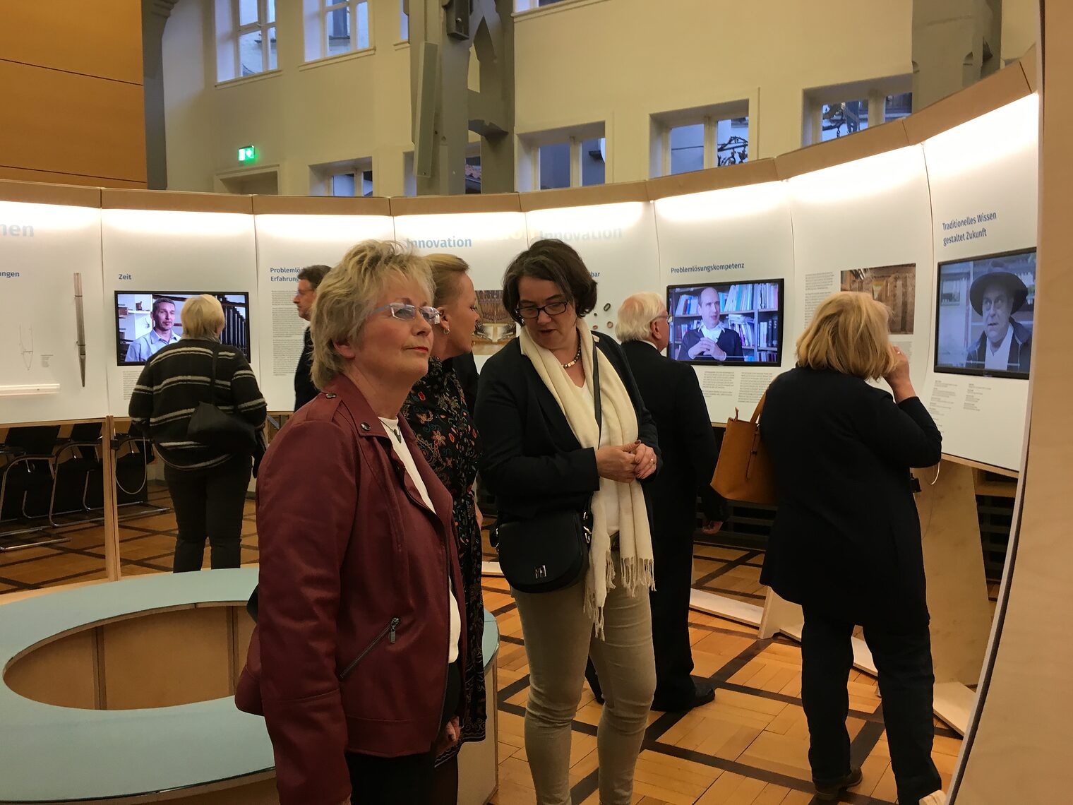 Besucher in der Ausstellung