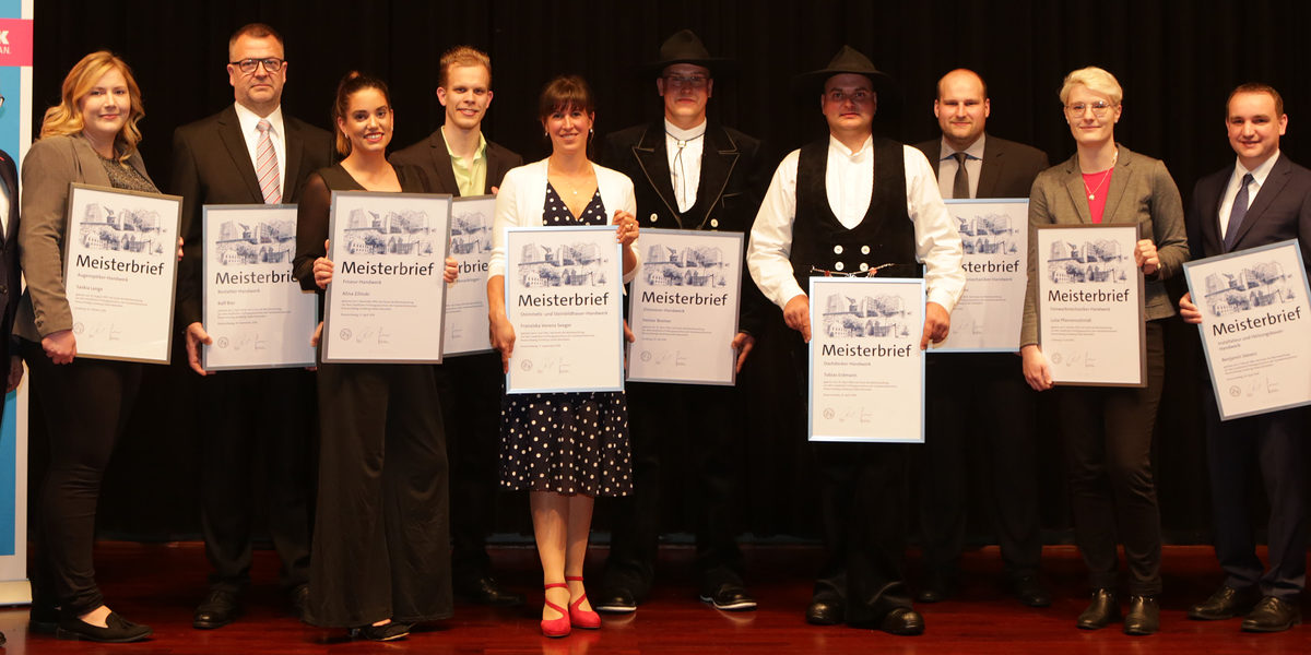 Die Jahrgangsbesten Meister 2019 mit Eckhard Sudmeyer (l.) und Detlef Bade (r.) Die Jahrgangsbesten Meister 2019 mit Eckhard Sudmeyer (l.) und Detlef Bade (r.)