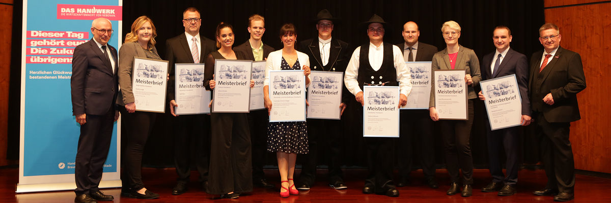 Die Jahrgangsbesten Meister 2019 mit Eckhard Sudmeyer (l.) und Detlef Bade (r.) Die Jahrgangsbesten Meister 2019 mit Eckhard Sudmeyer (l.) und Detlef Bade (r.)