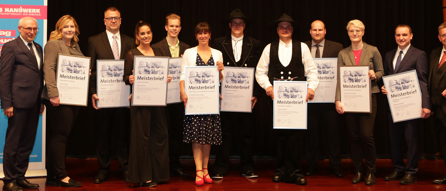 Die Jahrgangsbesten Meister 2019 mit Eckhard Sudmeyer (l.) und Detlef Bade (r.)