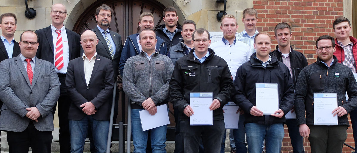 Teilnehmer des 15. Lehrgangs Servicetechniker Land- und Baumaschinen Die Teilnehmer des 15. Lehrgangs Servicetechniker Land- und Baumaschinen mit Dozenten und Mitgliedern der Prüfungskommission.