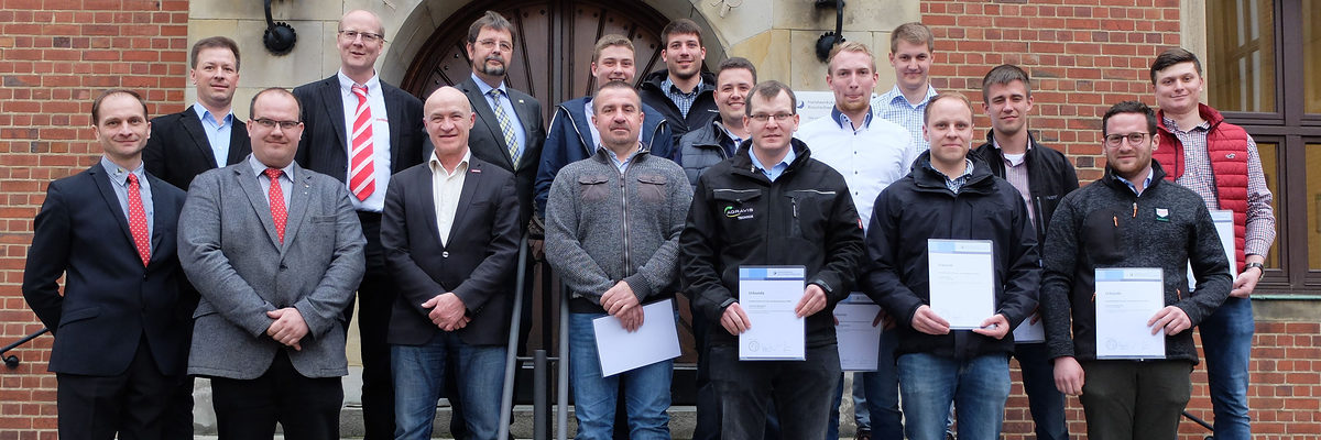 Teilnehmer des 15. Lehrgangs Servicetechniker Land- und Baumaschinen Die Teilnehmer des 15. Lehrgangs Servicetechniker Land- und Baumaschinen mit Dozenten und Mitgliedern der Prüfungskommission.