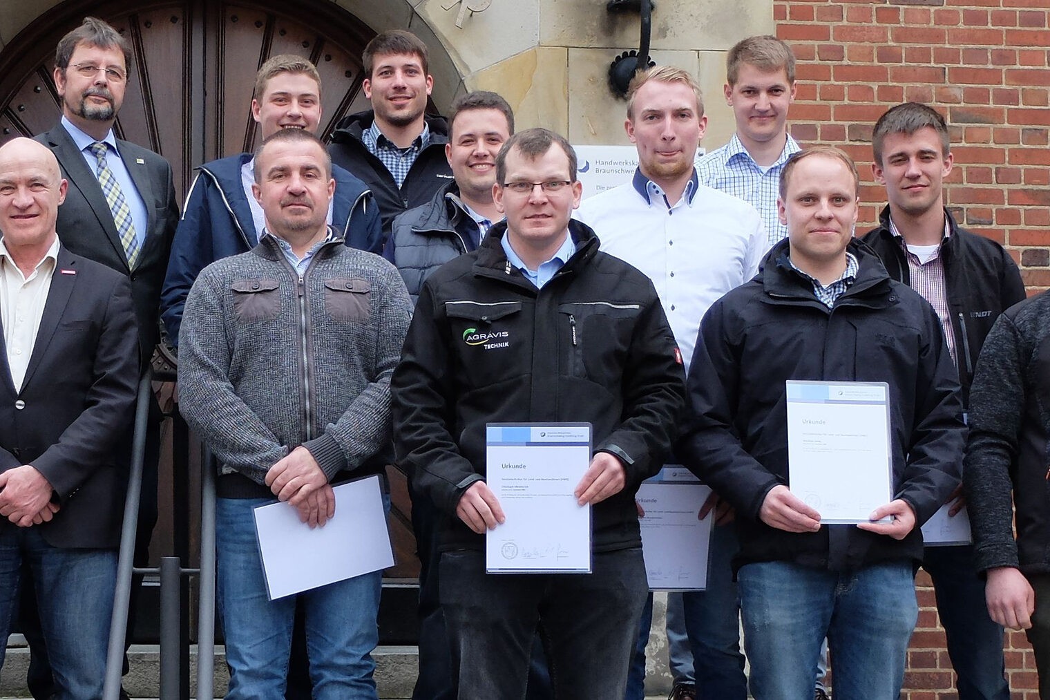 Teilnehmer des 15. Lehrgangs Servicetechniker Land- und Baumaschinen Die Teilnehmer des 15. Lehrgangs Servicetechniker Land- und Baumaschinen mit Dozenten und Mitgliedern der Prüfungskommission.