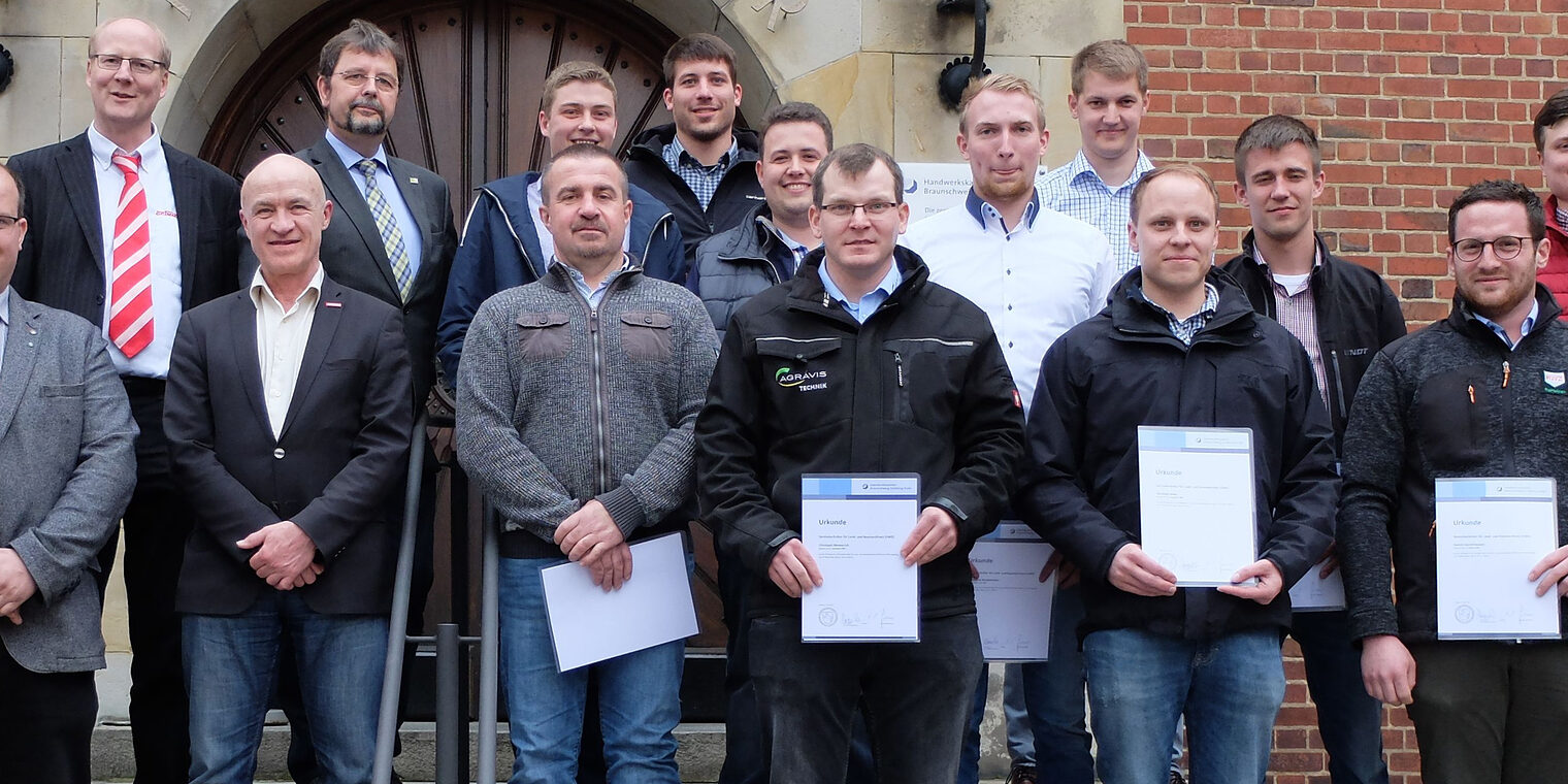 Teilnehmer des 15. Lehrgangs Servicetechniker Land- und Baumaschinen Die Teilnehmer des 15. Lehrgangs Servicetechniker Land- und Baumaschinen mit Dozenten und Mitgliedern der Prüfungskommission.