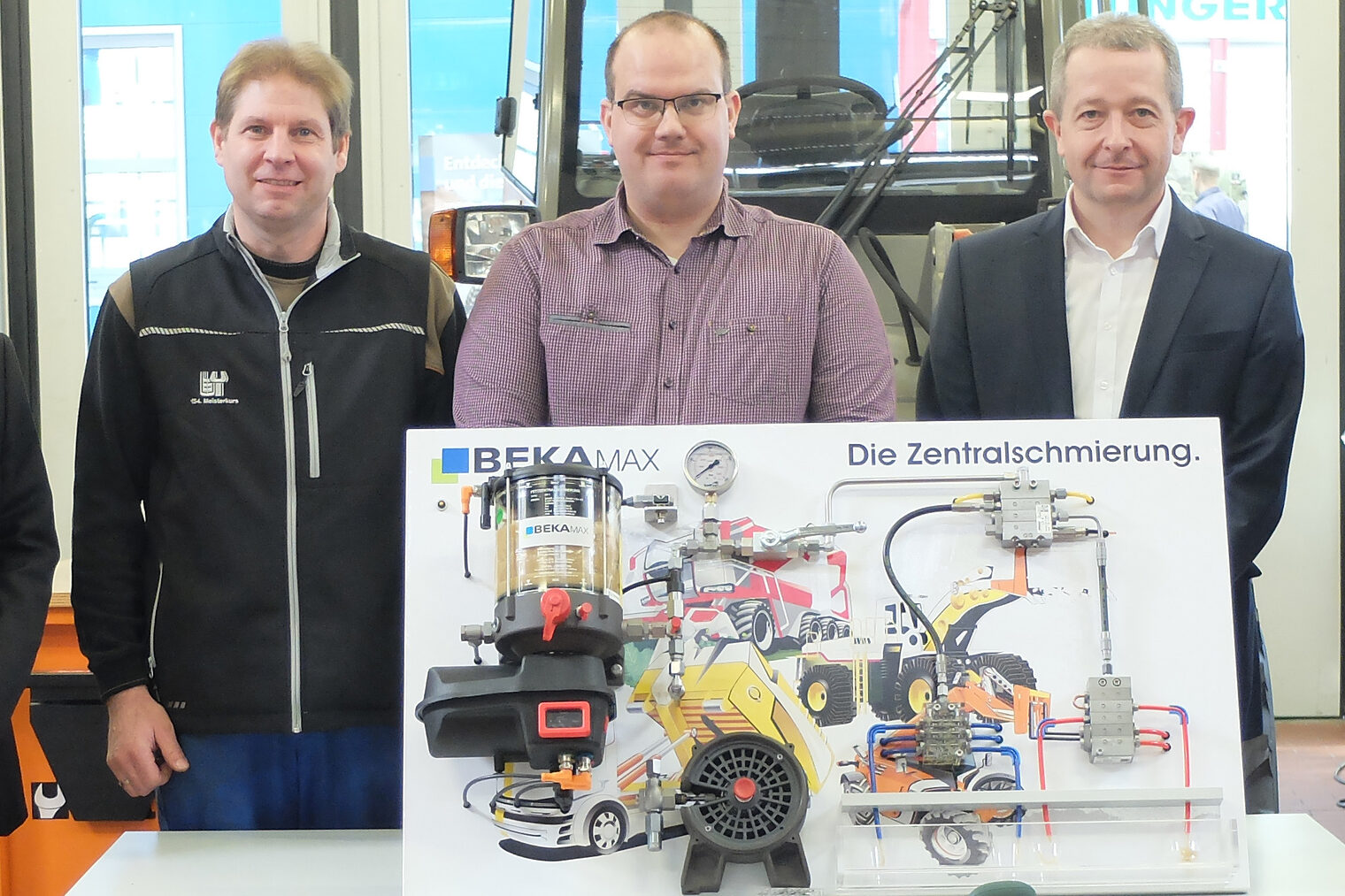 BEKAMAX Product Manager Klaus Braun und die Ausbilder des TZH Lüneburg BEKAMAX Product Manager Klaus Braun (2. v. r.) und die Ausbilder des TZH Lüneburg.