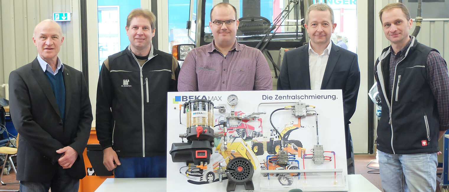 BEKAMAX Product Manager Klaus Braun (2. v. r.) und die Ausbilder des TZH Lüneburg.