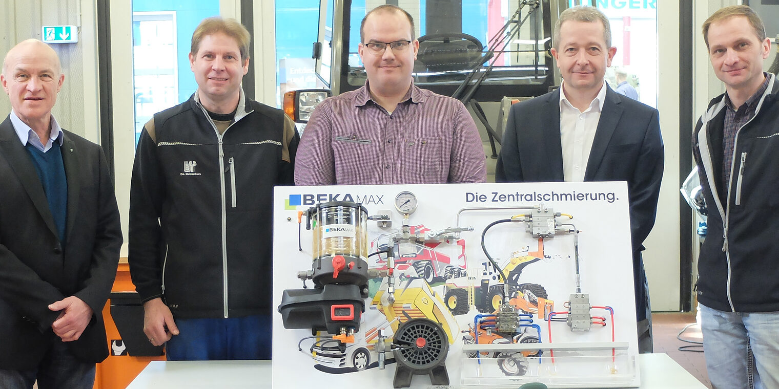 BEKAMAX Product Manager Klaus Braun und die Ausbilder des TZH Lüneburg BEKAMAX Product Manager Klaus Braun (2. v. r.) und die Ausbilder des TZH Lüneburg.
