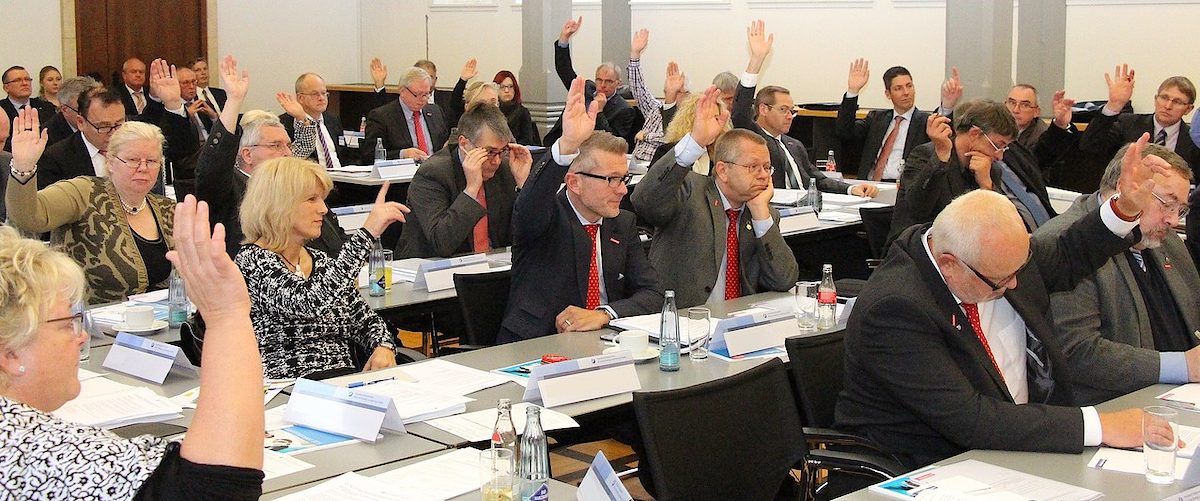 Abstimmung, Vollversammlung, Entscheidung, Beschluss, Resolution, Hand heben, abstimmen